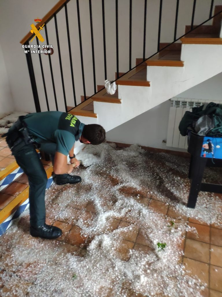 Las tormentas inundan de granizo varias viviendas de Rodellar