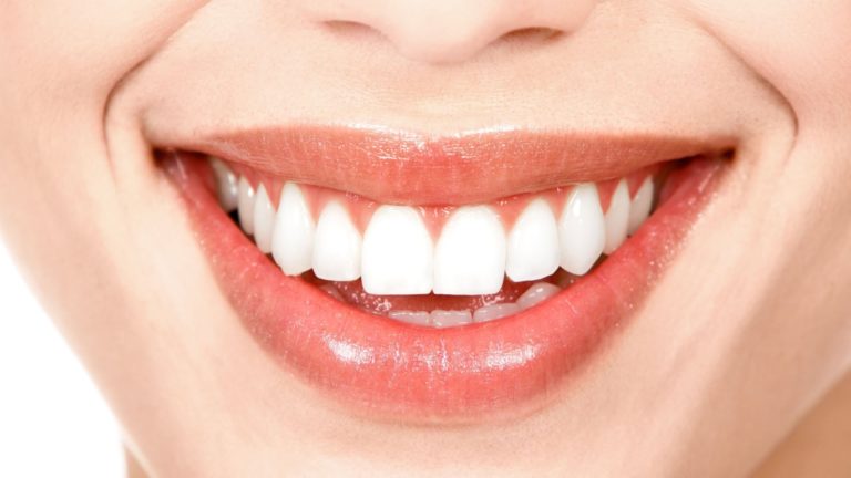 El Ilustre Colegio de Odontólogos y Estomatólogos de Aragón se suma a la advertencia que hace el Consejo General de Dentistas sobre los riesgos de realizarse tratamientos de ortodoncia y blanqueamientos sin control facultativo.