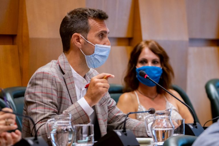 Zaragoza aprueba en el pleno el reglamento del CMPA, que acoge a 116 animales sin dueño