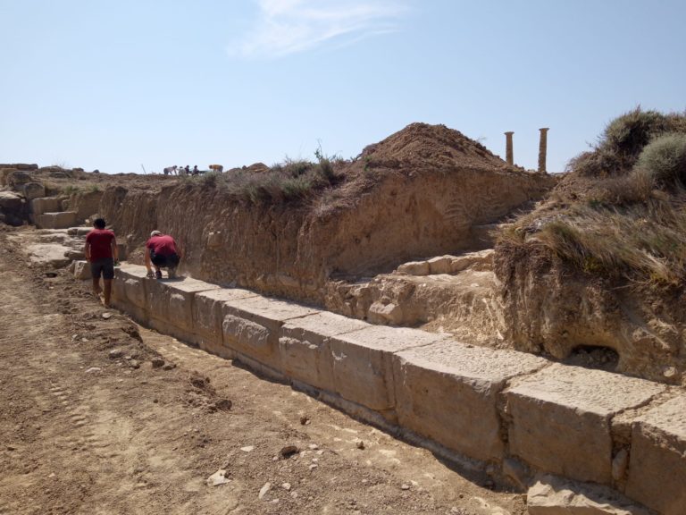 Aparece la muralla de cierre que delimitaba el yacimiento romano de Los Bañales