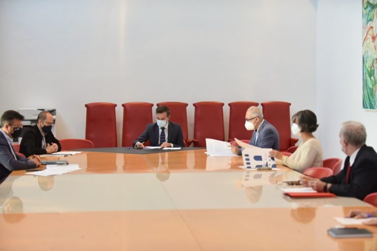 Urbanismo impulsa la digitalización del área para optimizar recursos y agilizar trámites gracias a un convenio con la Universidad de Zaragoza