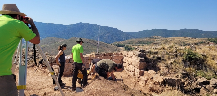 Los trabajos en el yacimiento de Aratis comienzan a descubrir la muralla de la ciudad celtíbera