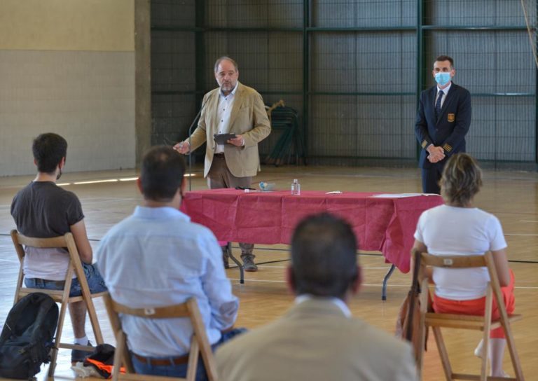 Los veinte nuevos voluntarios de Protección Civil reciben el diploma para su incorporación