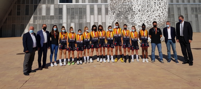 El consejero Felipe Faci recibe a la selección femenina de Minibasket tras su éxito en el último Campeonato de España