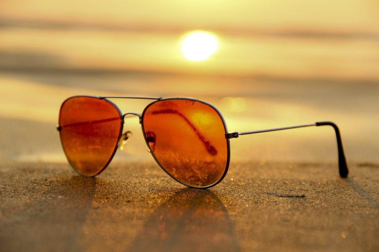 La protección solar mediante gafas y cremas solares homologadas y adecuadas es esencial para la protección de la salud en verano