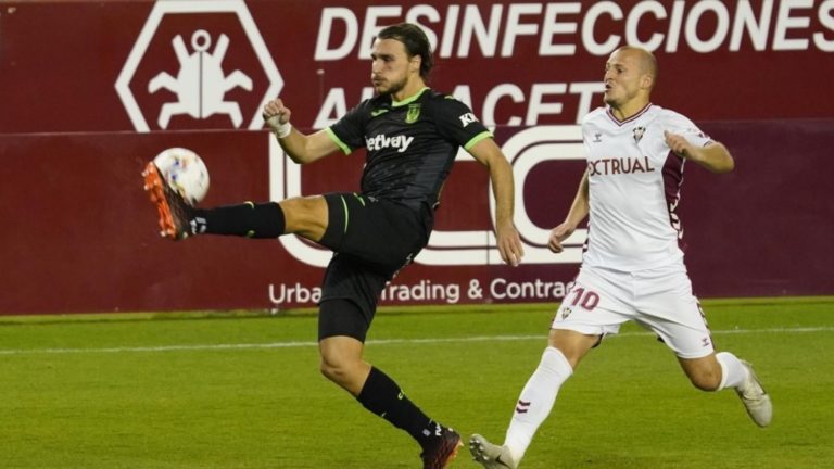 Ignasi Miquel refuerza la defensa del equipo de Nacho Ambriz