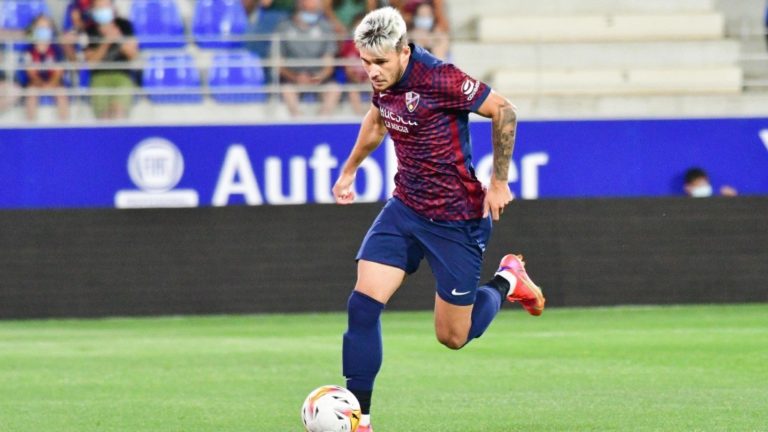 El jugador de la SD Huesca Andrei Ratiu, convocado con Rumanía, se perderá el encuentro ante el Real Oviedo