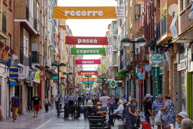 La Agrupación de Comerciantes de Calle Delicias y Adyacentes instala lonas para dinamizar la vida comercial de la zona