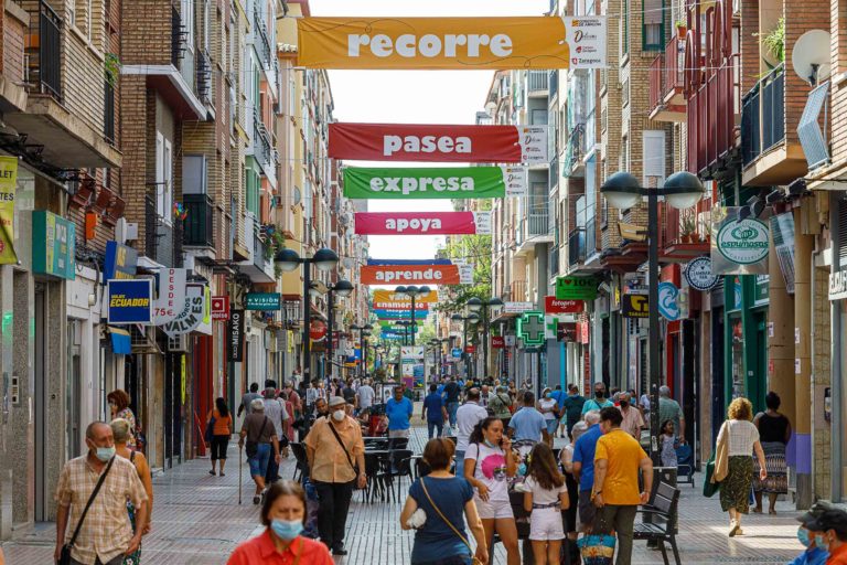 52 lonas para dinamizar la vida comercial del Barrio Delicias