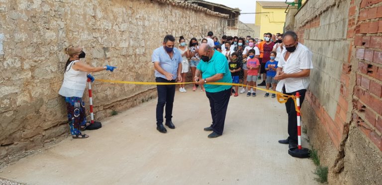 Alfonso Pérez inaugura el nuevo parque social de Jatiel