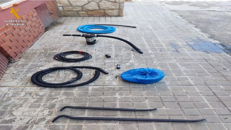 La Guardia Civil detiene a dos personas cuando sustraían gasoil de un camión estacionado en un área de servicio de la A2