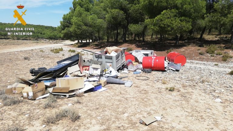El SEPRONA de la Guardia Civil investiga a dos personas por un vertido de residuos en los pinares de los Montes de Torrero