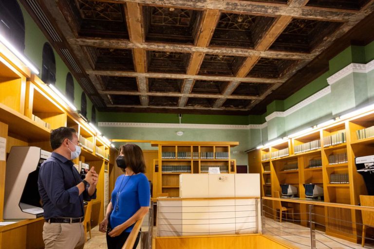 Urbanismo restaurará la techumbre original de la Casa de Gabriel Sánchez colocada en la sala hemeroteca del Palacio de Montemuzo