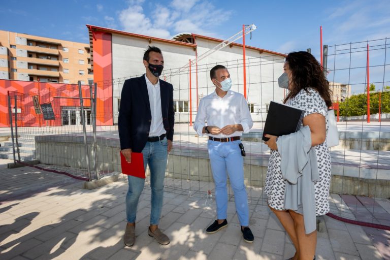 Avanzan las obras en el Centro Cívico Distrito Sur para adecuar los 1.200 m² del Ágora, el espacio exterior multifuncional y zona de acceso