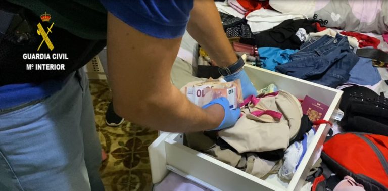 La Guardia Civil detiene a cuatro personas e investiga a otras tres y  desarticula un punto de venta de drogas en Fraga