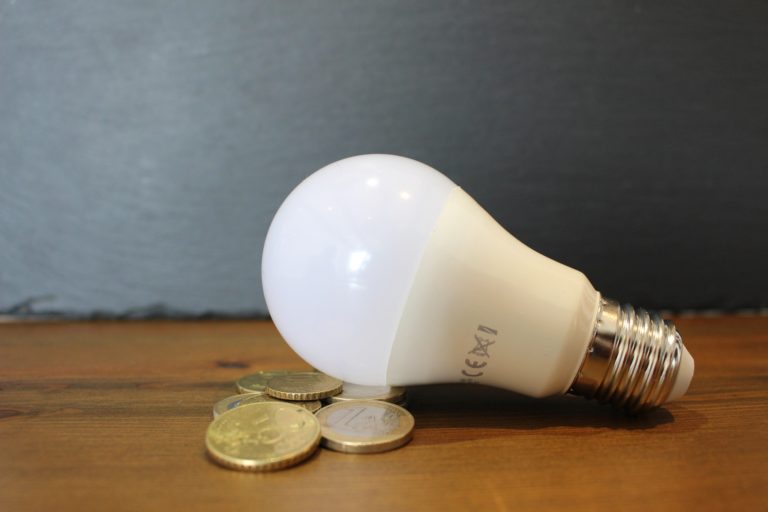 CHA pide medidas urgentes ante el triple récord diario consecutivo en el precio de la electricidad