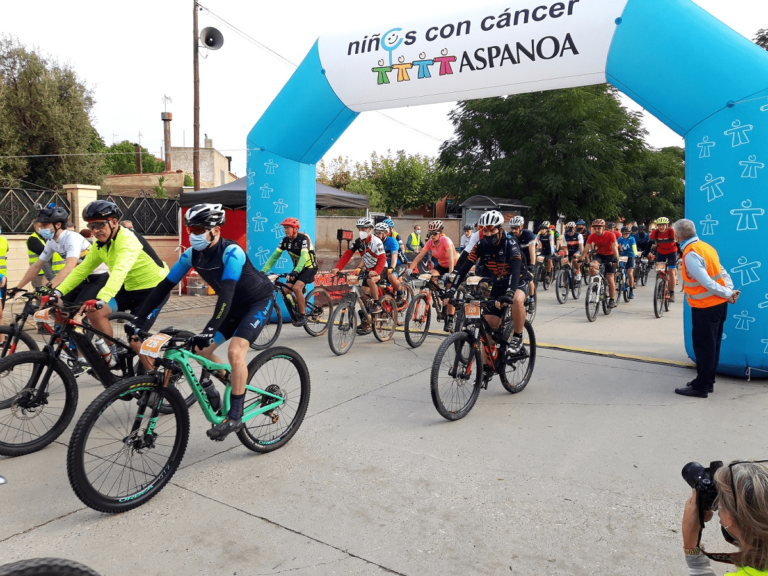 Más de 800 ciclistas pedalean contra el cáncer infantil en Almudévar