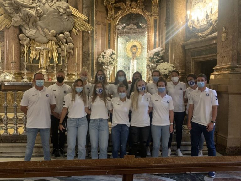 La primera plantilla del Zaragoza CFF realiza el tradicional acto de Ofrenda a la Virgen del Pilar