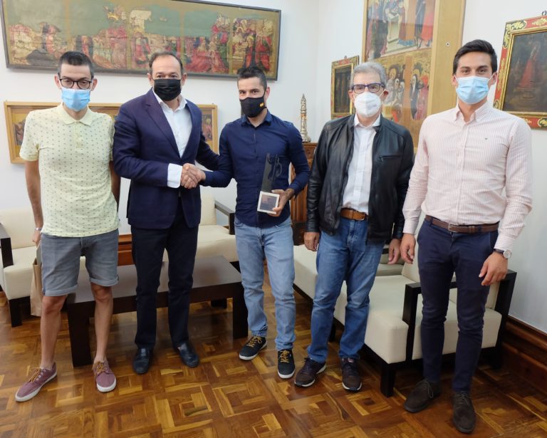 El Ayuntamiento hace un reconocimiento al deportista Eduardo Santas