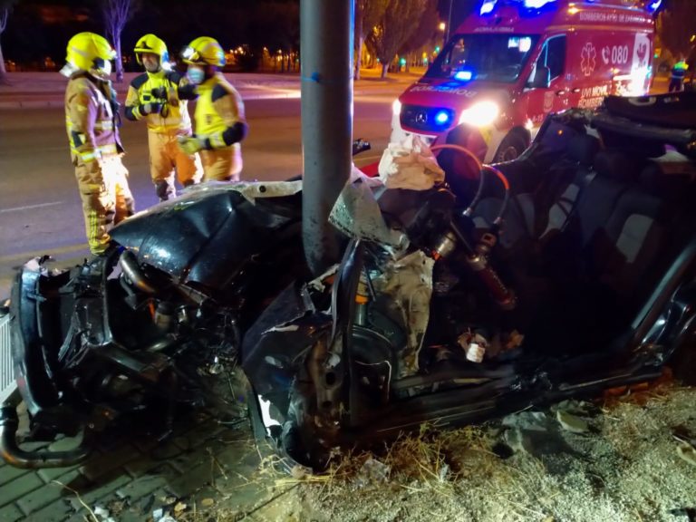 Un vehículo con cinco jóvenes se estrella en la avenida Casablanca de Zaragoza