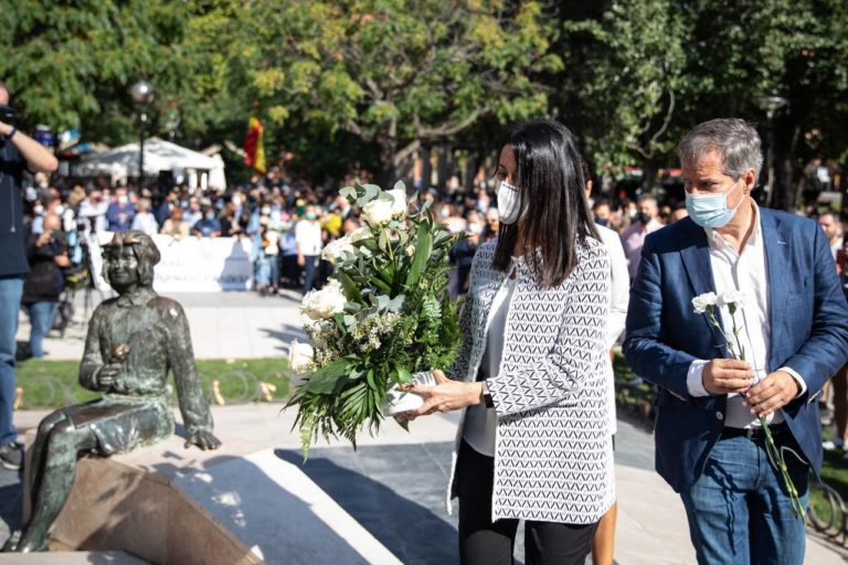 Inés Arrimadas: “Un gobierno digno no puede permitir que los terroristas de ETA sean homenajeados”