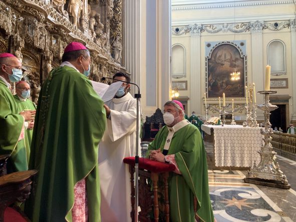 El Nuncio impone el palio al Arzobispo de Zaragoza