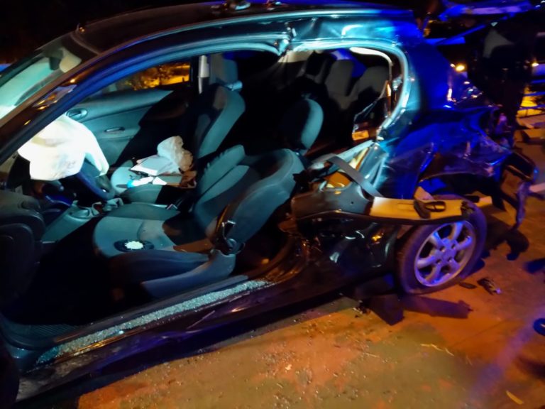 Los bomberos rescatan a un conductor accidentado en Zaragoza