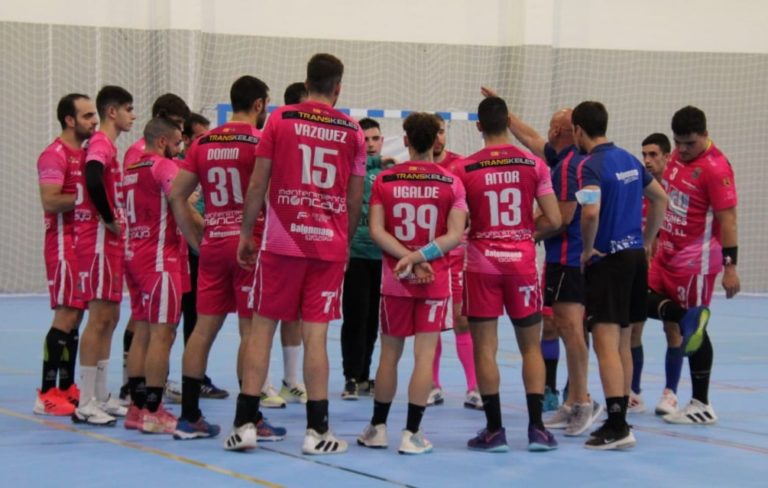 Las numerosas exclusiones desdibujaron en casa a Balonmano Tarazona ante Eibar Eskubaloia (21-33)