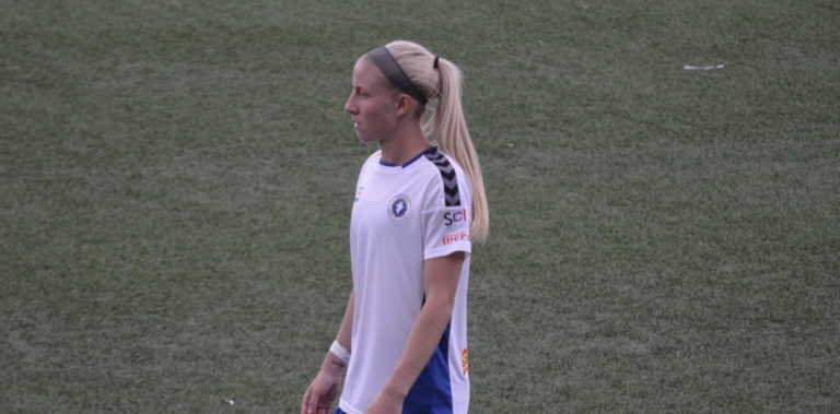 Lana Spitler sufre un desprendimiento del ligamento de su rodilla derecha