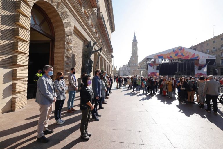 Minuto de silencio en repulsa del último episodio de violencia sexual en Zaragoza