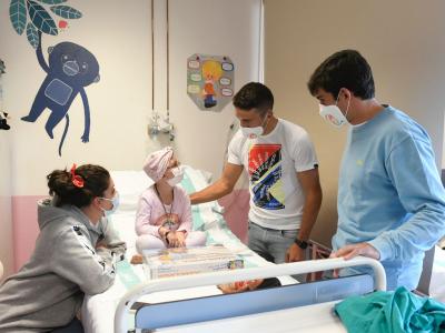 Alberto Zapater e Iván Azón realizan la tradicional visita a los niños del Hospital Infantil
