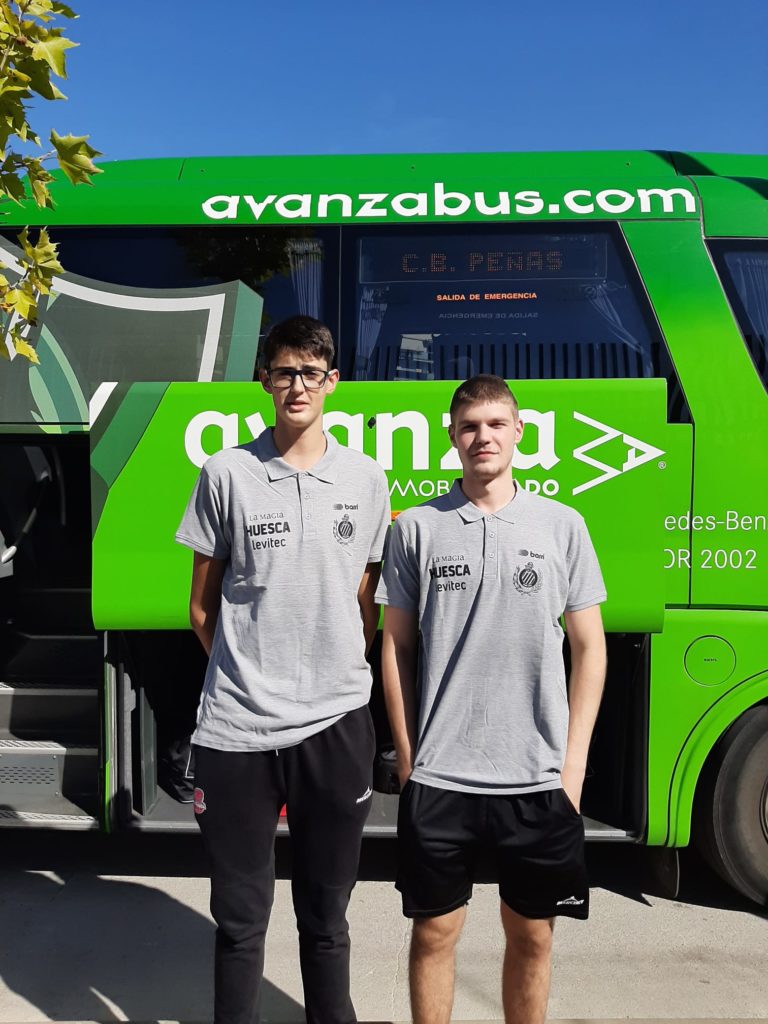 Aday Mara y Pavle Stosic, jugadores de Casademont Zaragoza B, con Levitec Huesca en la expedición a Castellón