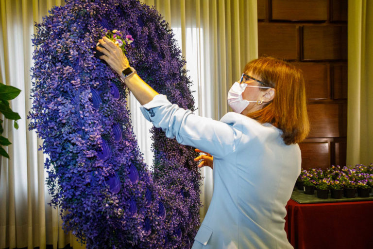 Zaragoza recuerda este 25-N a las víctimas de violencia de género con un gran lazo decorado con flores violeta