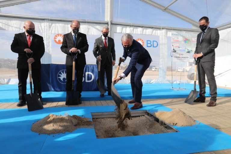 Aragón apuesta por el sector farmacéutico con la colocación de la primera piedra de Becton Dickinson en Zaragoza