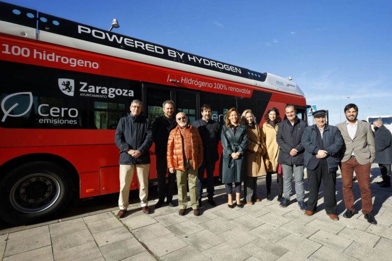 Un autobús de pila de hidrógeno, cero emisiones, realiza desde hoy recorridos en pruebas en la línea del Aeropuerto