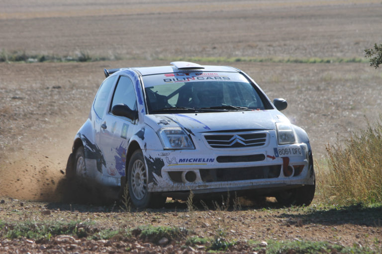 Juan Carlos Martín entre los pilotos y el copiloto Jesús Fresno nuevos Campeones de Aragón de Tramos de Tierra