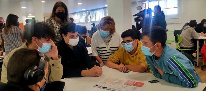 Broto ha presentado en el CPIFP Los Enlaces de Zaragoza el juego de cartas “Actitud Hateblockers” que persigue fomentar la reflexión en los espacios educativos