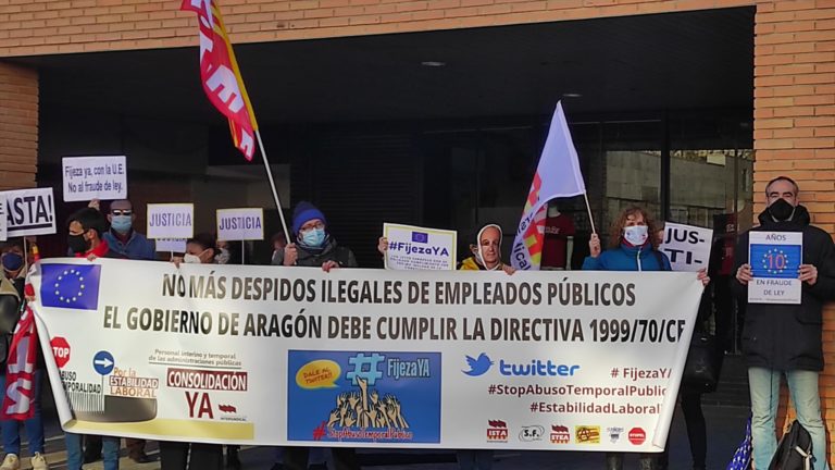 Los interinos aragoneses se concentran frente al Congreso del PSOE para trasladar a Sanchez sus demandas