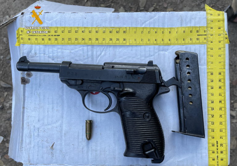 La operación “NIGHT MARCH” ha finalizado con la detención de dos personas, la intervención de 656 plantas, 10 kg de marihuana seca, un arma corta de fuego