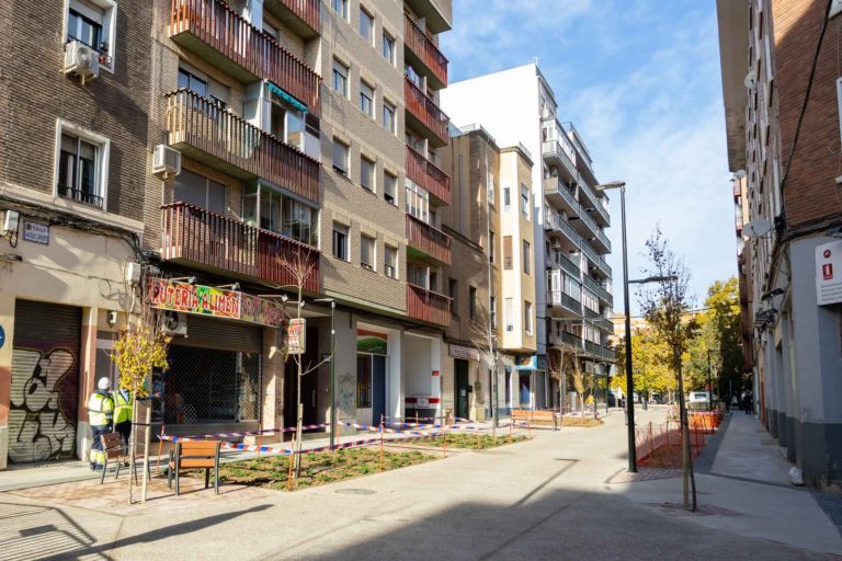 La calle Santiago Lapuente estrena reforma convertida en una calle que invita a pasear