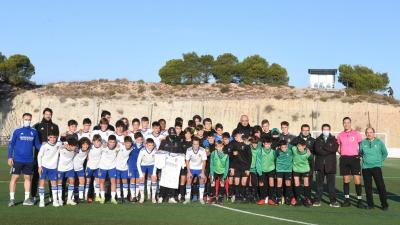 Los equipos infantiles del Real Zaragoza y El Olivar rinden homenaje al futbolista Izan E.C. para animarle en su recuperación