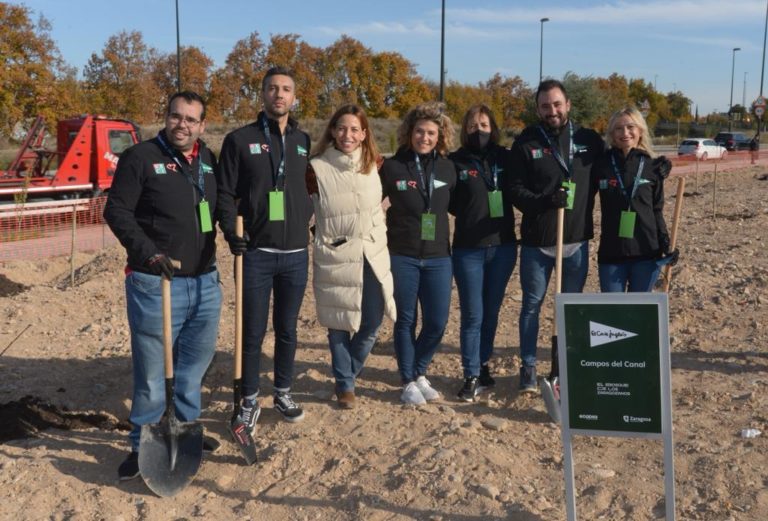 Las primeras empresas participantes en El Bosque de los Zaragozanos han plantado hoy sus árboles en Campos del Canal