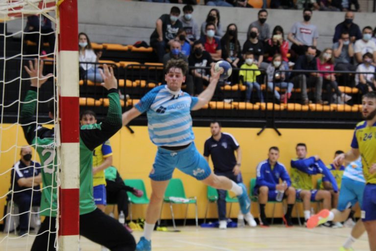 El Sugraf Zaragoza Balonmano salva los muebles en el último suspiro (24-24)