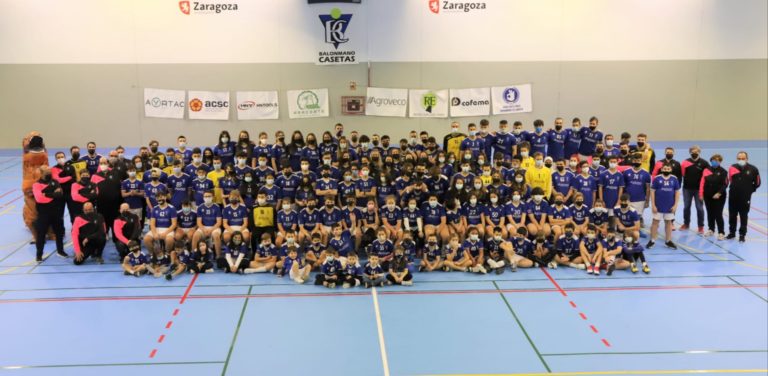 El remozado Pabellón de Casetas se tiñó de azul en la presentación de los equipos de balonmano del club local
