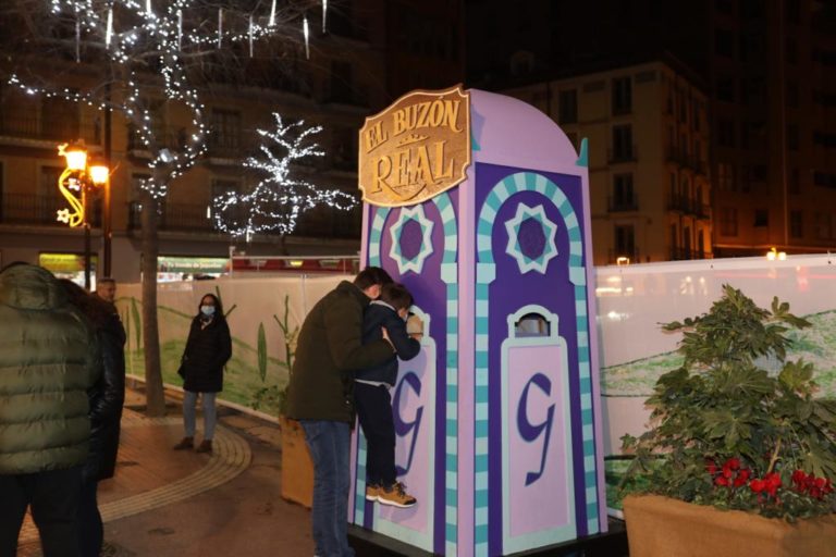La plaza Salamero preparada para recoger las cartas para Los reyes Magos