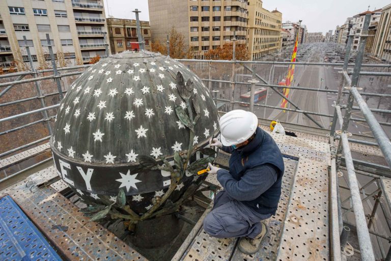 La restauración del monumento al Justiciazgo encara su recta final y comenzará esta semana el proceso de desmontaje del andamio