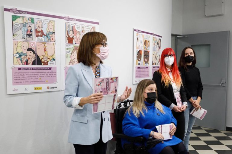 Viñetas para ilustrar la realidad de las mujeres con discapacidad, en una exposición en la Casa de la Mujer