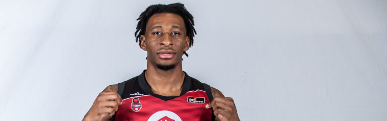 Stan Okoye dice prácticamente adiós a la temporada tras ser operado de una rotura del tendón del tríceps de su brazo izquierdo