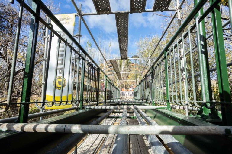 Infraestructuras reforma varias pasarelas sobre el Huerva para mejorar la seguridad peatonal
