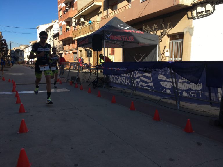 Claudia Esteban y Mario De Miguel se adjudican el VI Duatlón Cros de Híjar